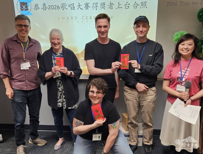 明州臺灣華語文中心主任方沛文（右一）與獲得團體組冠軍的 Nita Krevans（左二）及其他得獎者 Joshua Buttke，William Goodnow，Lydia Parenteau，David Wacker 合影