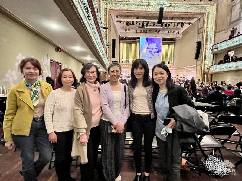 協辦單位之一的波士頓北一女校友會員前來觀賞陳鋭的表演