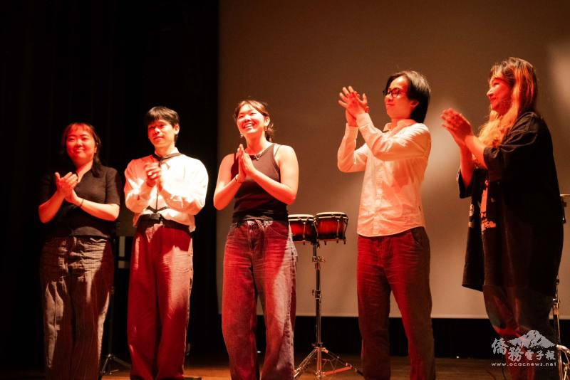 《浮光之上》演出團隊於阿姆斯特丹謝幕合影，展現臺灣青年藝術家跨域創作能量。（攝影／林俊耀）