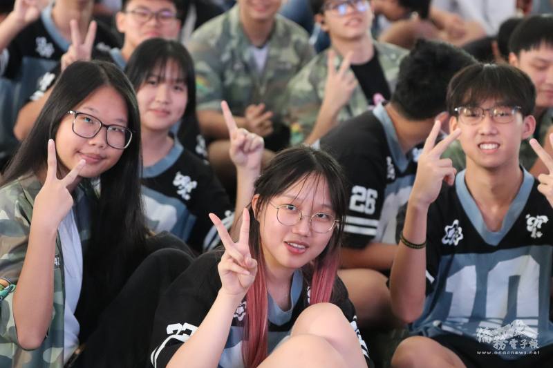 華語文歌唱大賽吸引師生踴躍出席，全場觀眾沉浸於音樂盛宴，並熱情為參賽選手加油喝采