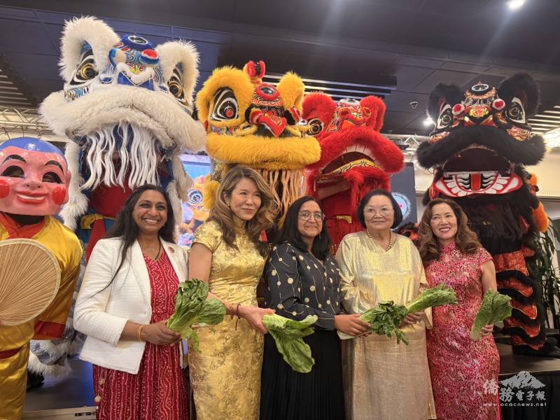 加州眾議會議員Darshana Patel博士（左1）、聖地牙哥中文學校校長黃嘉倩（左2）、校董黃徐惠寶（右2）、主持人黃如珍（右1）與聖地牙哥中華會館舞獅團大合照