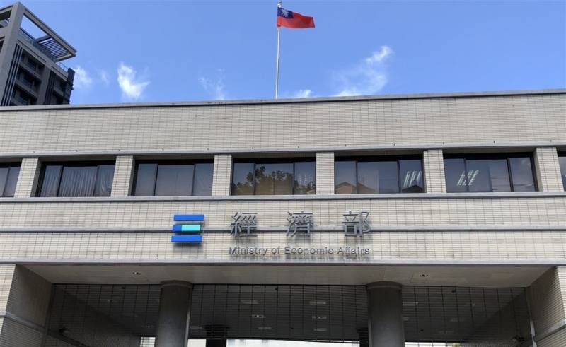 經濟部表示，台美合作鞏固台灣AI領導地位，政府也祭出提供企業融資、台灣模式在美建園區，以及設立鳳凰城貿易投資中心等3大措施，助企業全球布局。