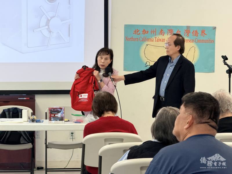 主辦人李漢文展示家庭緊急避難包
