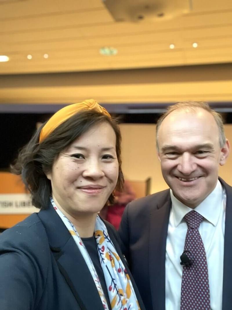 出身台灣的周怡霈（左）代表自由民主黨參選，近日當選蘇格蘭議會議員，訂14日宣誓就職。圖為她和自由民主黨黨魁戴維（右）合影。（周怡霈提供）