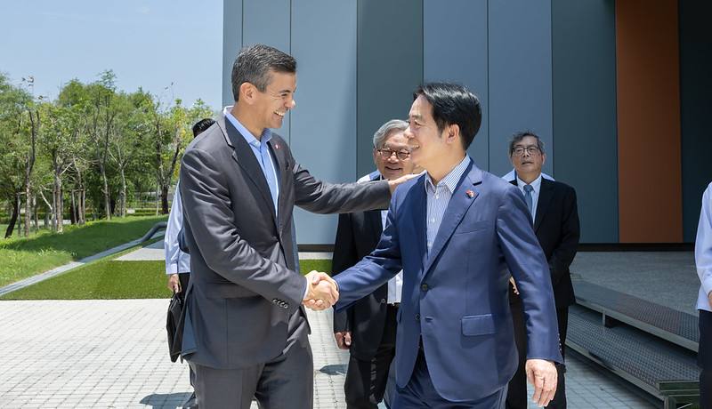 賴清德總統9日上午偕同巴拉圭共和國總統貝尼亞前往臺南參訪「國家科學及技術委員會南部科學園區管理局」及「國網雲端算力中心」