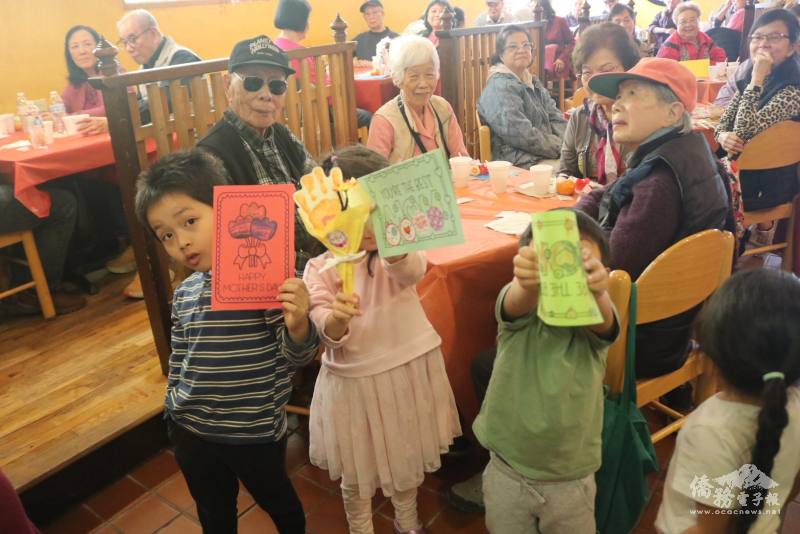 東南亞中心所屬幼稚園準備卡片贈送與會母親