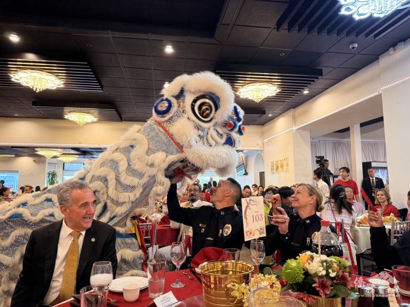 主流貴賓開心地給予聖地牙哥中華會館舞獅團祝福紅包