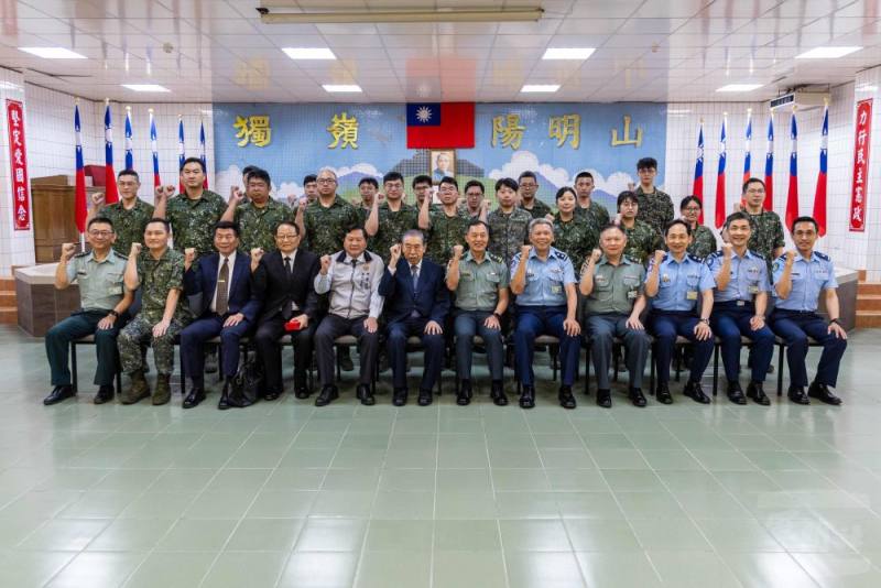 軍友社榮譽理事長李棟樑12日前往北部空軍部隊敬軍慰問。（軍聞社記者蔡枋澐攝）