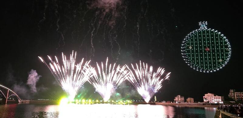 2026澎湖國際海上花火節為期近4個月，共規劃33場次，11日天氣晴朗，風力3級，海上花火與「七龍珠Z」主題無人機展演，在觀音亭園區如期完整演出。