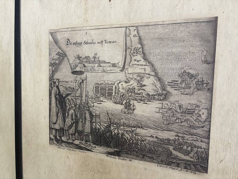 國立台灣圖書館11日發表「東印度旅遊見聞」中譯本，現場也展示書中收錄的9幅銅版畫。圖為「大員島上的熱蘭遮城堡」。