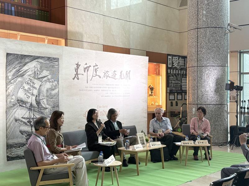 國立台灣圖書館11日發表「東印度旅遊見聞」中譯本，現場邀請國台圖館長曹翠英（左3）、文藻外語大學教授張守慧（右1）等人與談。