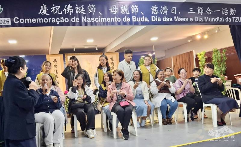 子女奉茶給母親，感恩媽媽