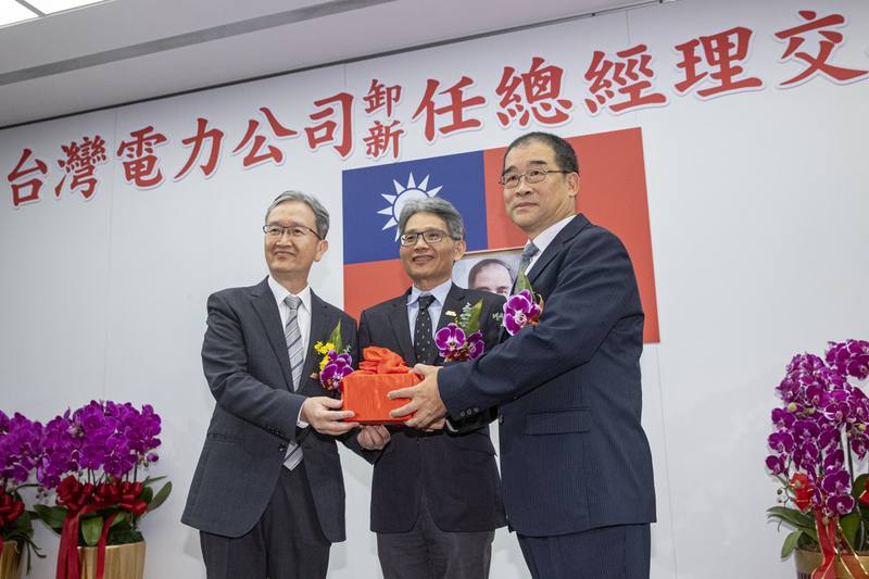 台電11日下午舉行總經理交接典禮，卸任總經理王耀庭（左）在經濟部常務次長賴建信（中）監交下，將印信交接給新任總經理郭天合（右）。