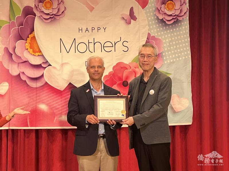 San Jose市議員David Cohen(左) 贈賀狀，北加福智基金會執行長王允右(右) 代表接受