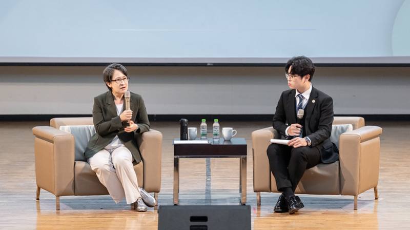 蕭美琴副總統12日上午前往國立屏東科技大學出席名人講座，以「未來的掌舵者：從戰貓視角看青年公共參與」為題發表演講