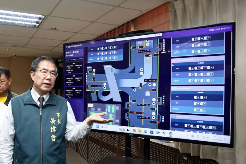 台南市政府11日辦理「新港社大道及台19甲／西拉雅大道路口智慧動態號誌系統」成果發布會，市長黃偉哲（前）宣布智慧路廊啟用。（台南市政府提供）