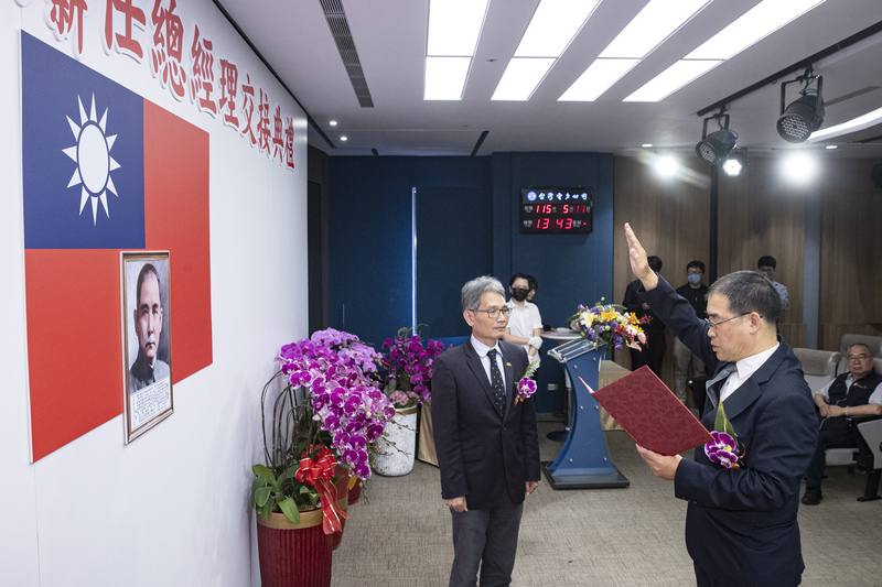 台電11日下午舉行總經理交接典禮，新任台電總經理郭天合（右）高舉右手宣誓，由經濟部常務次長賴建信（中）擔任監誓人。