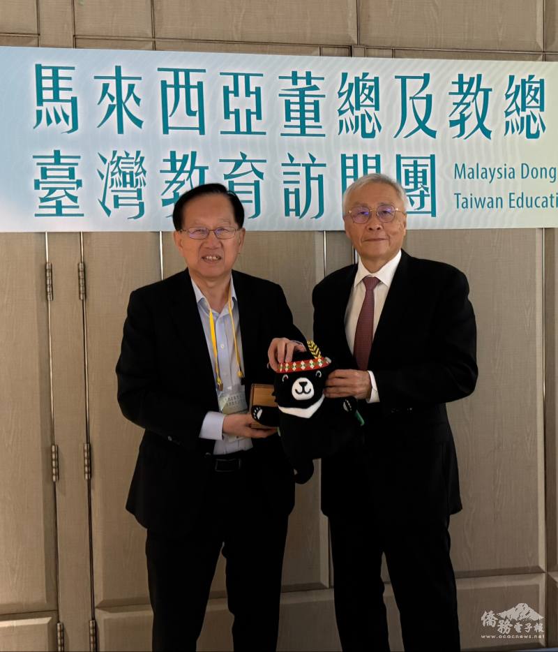 僑委會致贈紀念品予訪團團長陳友信主席(左)