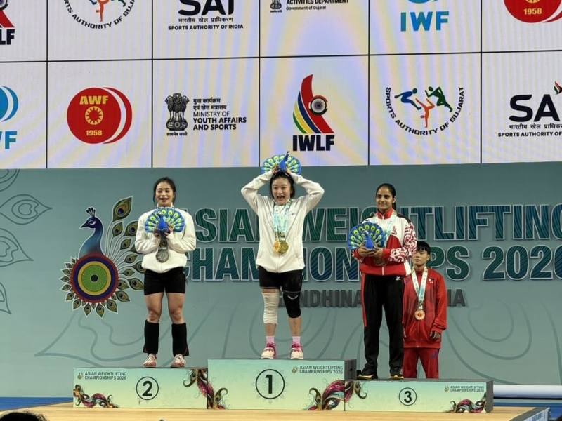 2026亞洲舉重錦標賽11日在印度登場，首日進行女子48公斤A級賽事，台灣好手黃宜甄（中）靠著抓舉81公斤、挺舉112公斤、總和193公斤的成績，包辦2金1銀。（中華民國舉重協會提供）