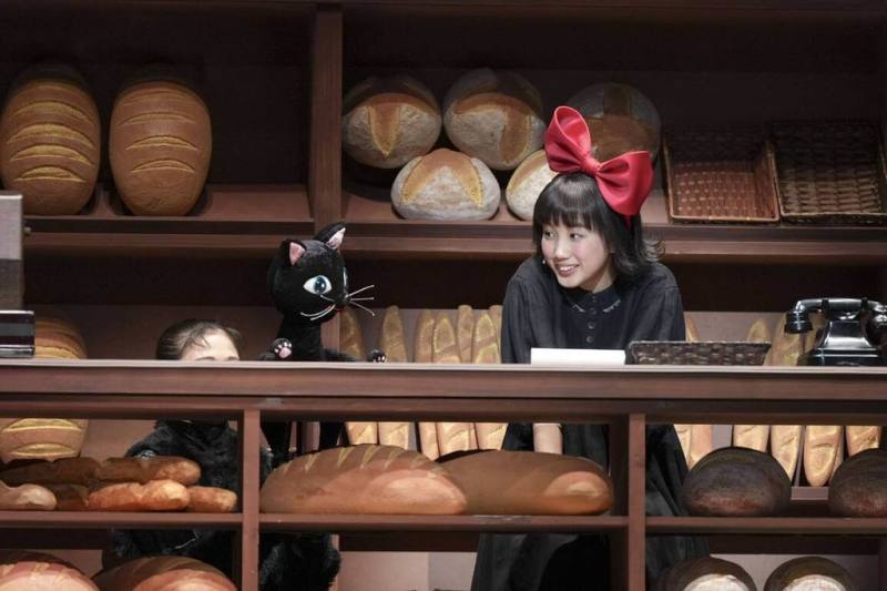 音樂劇「魔女宅急便」將於7月10日起到19日在台北國家戲劇院，7月24日到8月2日在台中國家歌劇院演出，音樂劇舞台將運用實體吊鋼絲飛行特效，讓觀眾親見小魔女「琪琪」的凌空飛翔。（牛耳藝術提供）
