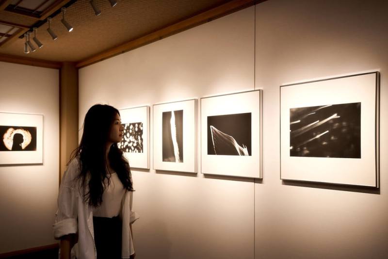 攝影家廖文瑄（圖）在日本京都帶來個展「残響記．息」，該展以煙火為比喻，呈現妊娠心路歷程，展期至17日。（廖文瑄提供）