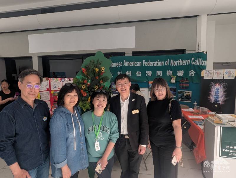 北加州台灣同鄉聯合會會長黃桂華與Fremont市議員邵陽(中)合影