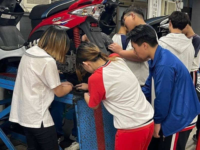 新北市積穗國中開辦技藝專班，機械職群課程帶領學生們參與機車修護實作。（國教署提供）