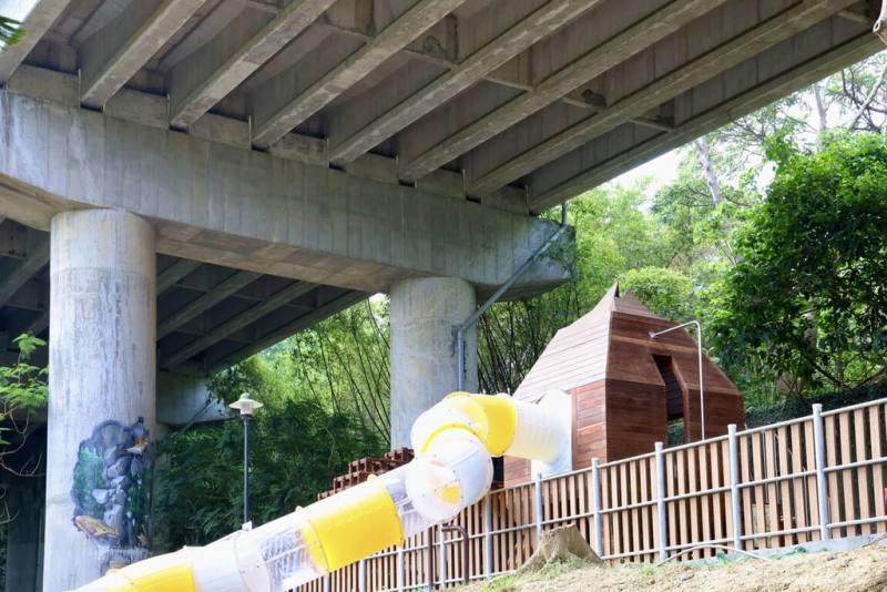 台南市政府推動「一區一特色公園」，活化龍崎區182線道路橋下空間打造全齡共融遊戲場，運用地勢落差設置封閉式管狀滑梯。（台南市政府提供）