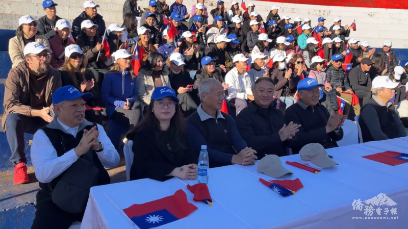 氣溫雖低，僑胞與當地友人們依然熱情相挺