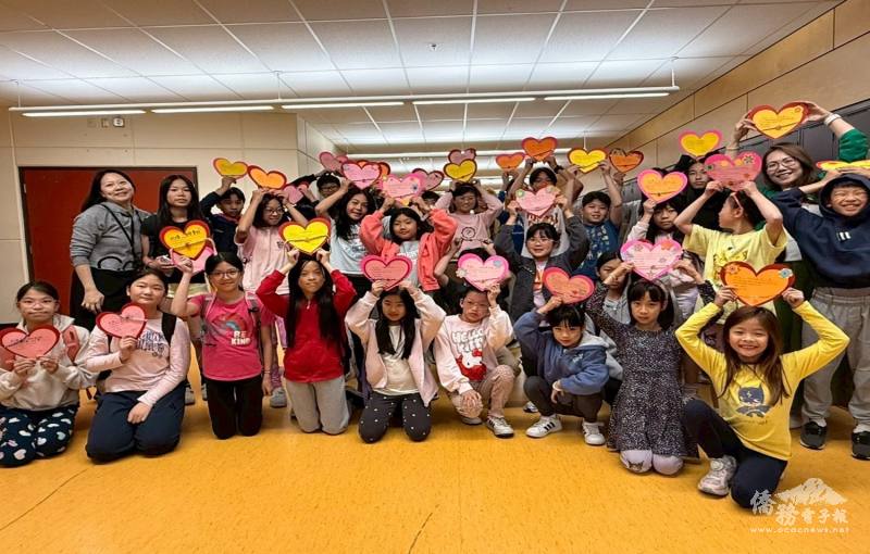 菁英中文學校舉辦《花語傳情》活動向母親表達感謝與祝福，展現語文學習與生活結合的成果