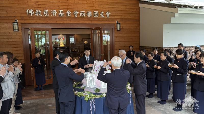 來賓在莊嚴祥和的氛圍中禮佛浴佛