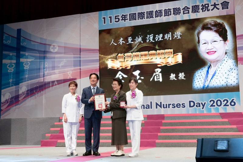 總統親頒「台灣護理典範獎」、「台灣傑出護理人員獎」及「台灣護理先驅－周美玉女士薪傳獎」予各得獎人員