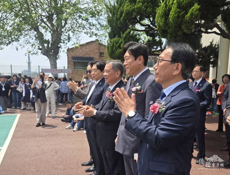 仁川僑校校長慕思亮與出席貴賓欣賞學生精采表演