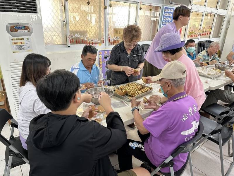 國立澎湖高級海事水產職業學校12日舉辦「服務用點心，音樂暖人心」生命教育服務學習活動，師生前往湖西鄉隘門及白沙鄉後寮2社區，與長者互動交流，一起製作銅鑼燒。（澎湖海事職校提供）