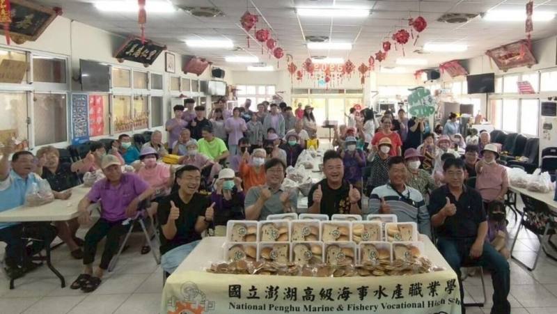 國立澎湖高級海事水產職業學校12日舉辦「服務用點心，音樂暖人心」生命教育服務學習活動，前往湖西鄉隘門及白沙鄉後寮2社區，透過音樂演出、手作點心及與長者互動交流。（澎湖海事職校提供）