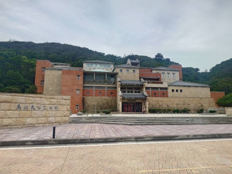 為響應5月18日國際博物館日，連江縣政府文化處以「馬祖，是座世界轉運站」為核心概念，串聯馬祖民俗文物館展覽、講座、館內互動任務及走讀活動。圖為馬祖民俗文物館外觀。