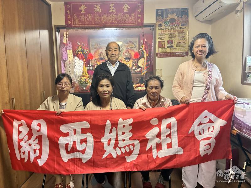 駐大阪辦事處僑務秘書黃麗婷(前排左一)與會長川野榮子(前排左二)及幹部合影