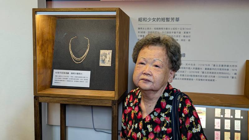國立台灣博物館即日起推出2026年「物件的記憶－家藏、捐贈與新生」微型展，展品保括一條40年代珍珠項鍊，捐贈者陳秀（圖）分享，那是母親早年去世遺留的嫁妝，也是父親思念母親的物件。