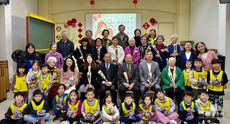 貴賓、老師、志工及學員和聖儒幼稚班學生合影