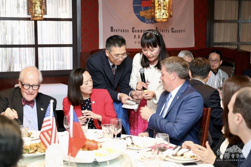 安娜堡主任葉劉崑與老師詹珂瑜特別設計活潑有趣的互動遊戲，帶領賓客在歡樂氣氛中學習華語