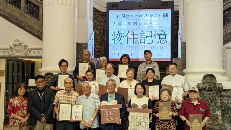 2026年「物件的記憶－家藏、捐贈與新生」微型展開幕記者會12日舉行，文化部長李遠（前排右4）與國立台灣博物館館長陳登欽（前排左2）與文物捐贈者們合影，並感謝捐贈者。