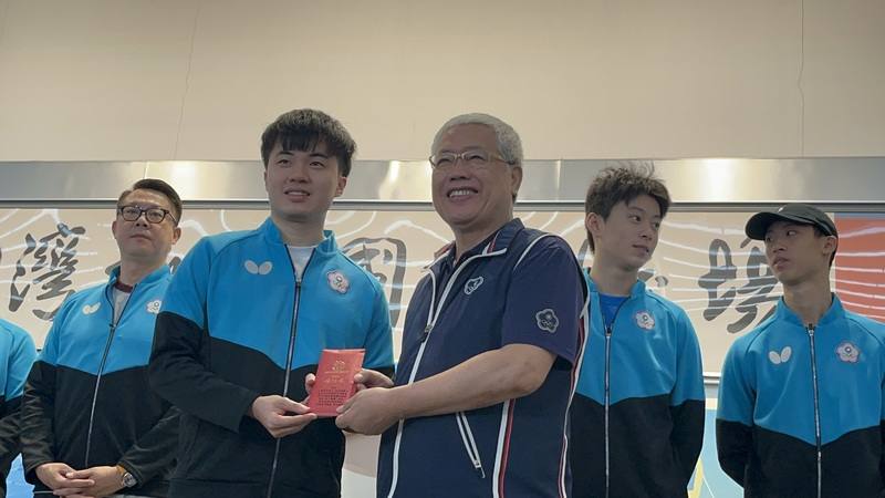 國際桌球總會（ITTF）世界桌球團體錦標賽台灣男團摘下銅牌，宏道基金會執行長陳士魁（前右）12日特別到桃園國際機場接機，並頒發獎勵金給選手林昀儒（前左）等。
