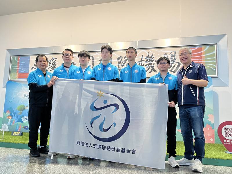 國際桌球總會（ITTF）世界桌球團體錦標賽在英國倫敦落幕，台灣男團摘銅，宏道基金會執行長陳士魁（右1）12日親自前往桃園國際機場接機，向台灣桌球英雄表達祝賀與支持。