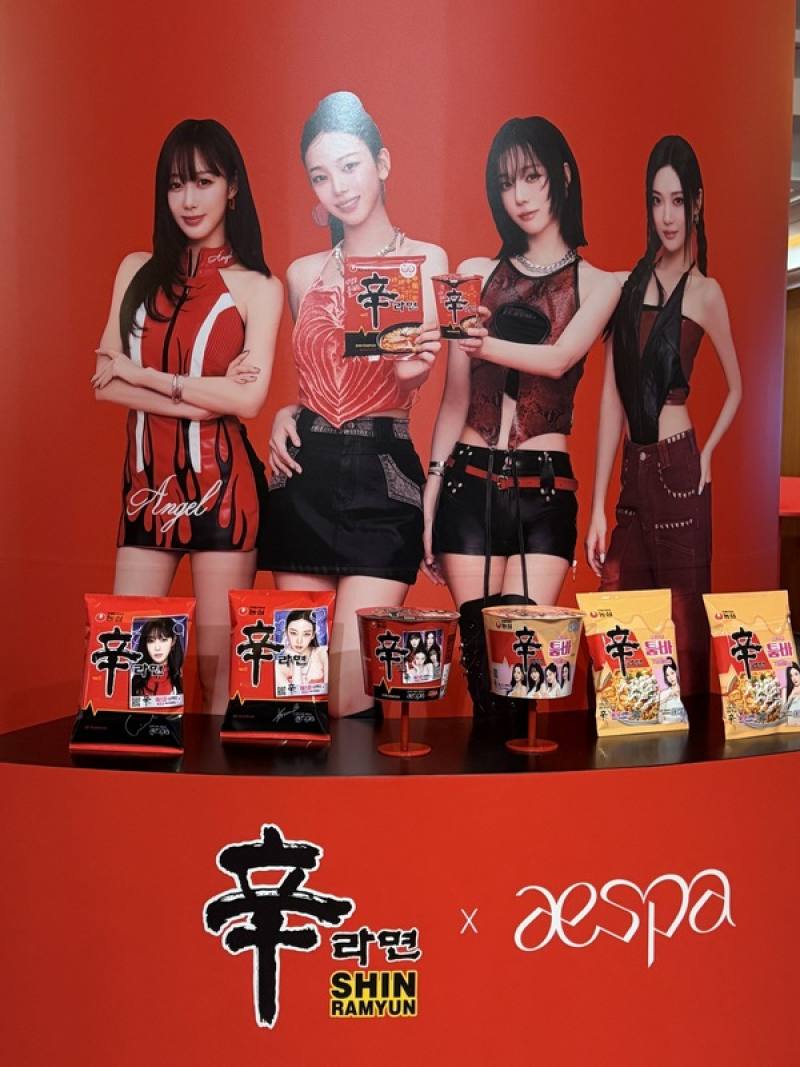 韓國知名泡麵「辛拉麵」迎來上市40週年，隨著K-Culture、K-Food風潮席捲海外，成為辛拉麵進軍海外市場的助力，並請來韓國人氣女團aespa成為全球品牌大使。