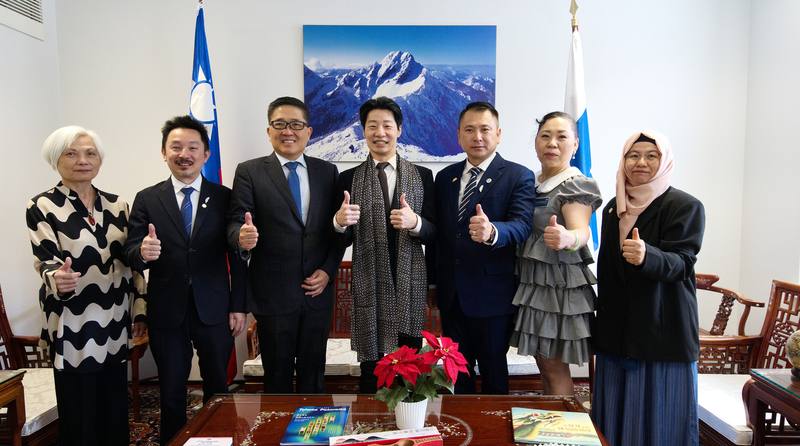 駐芬蘭代表林昶佐（中）與國策顧問林凱民（左3）率領的考察團齊聚代表處，成員包括北美洲台商會輔導總會長江俊霖（左2）、非洲台商聯合總會總會長陳智敏（右3）、土耳其台商會監事長張家蘭（右1）與僑務委員李玉英（左1）等，進行商貿合作討論。