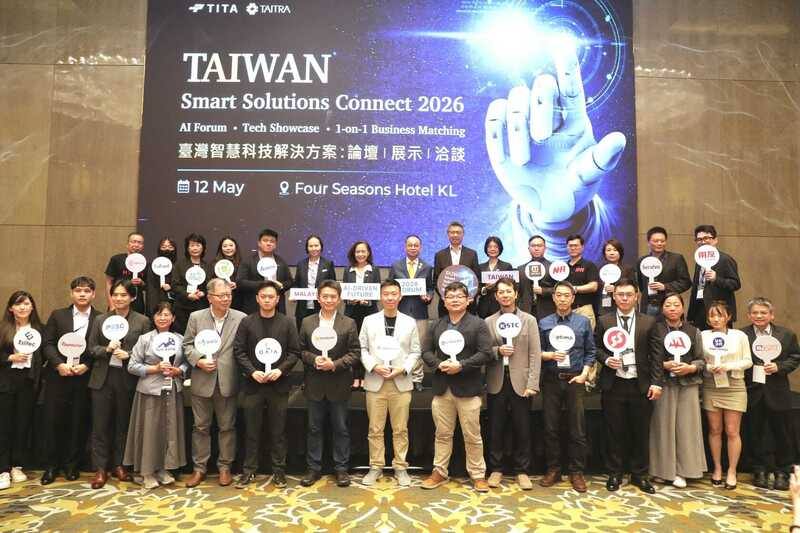 經濟部國際貿易署與外貿協會舉辦「台灣智慧科技解決方案 Connect 2026」活動，圖為駐馬代表連玉蘋（後排左7）和與會台灣業者合影。