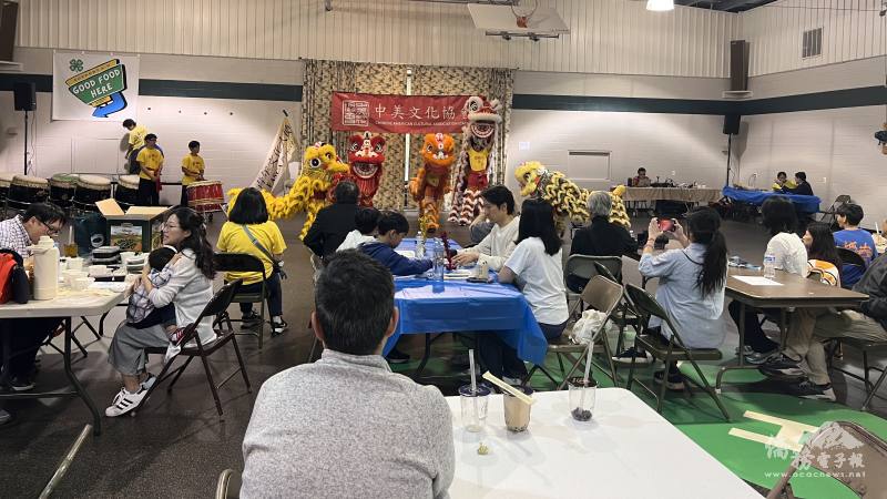 觀眾有吃有玩，同步欣賞舞獅等藝文表演