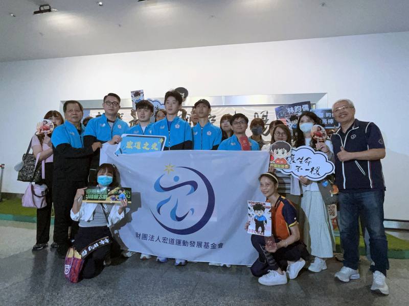 在英國倫敦舉行的國際桌球總會（ITTF）世界桌球團體錦標賽，台灣男團勇奪銅牌，宏道基金會執行長陳士魁（右1）12日到桃園國際機場接機，現場也有不少球迷與粉絲到場表達支持。