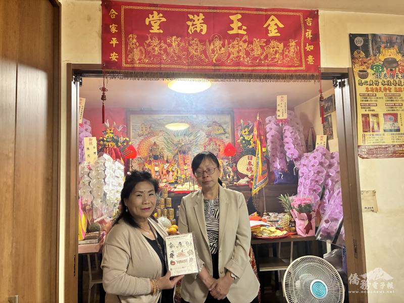 黃麗婷(右)致贈僑委會製作挺臺灣紋身貼紙予川野榮子(左)