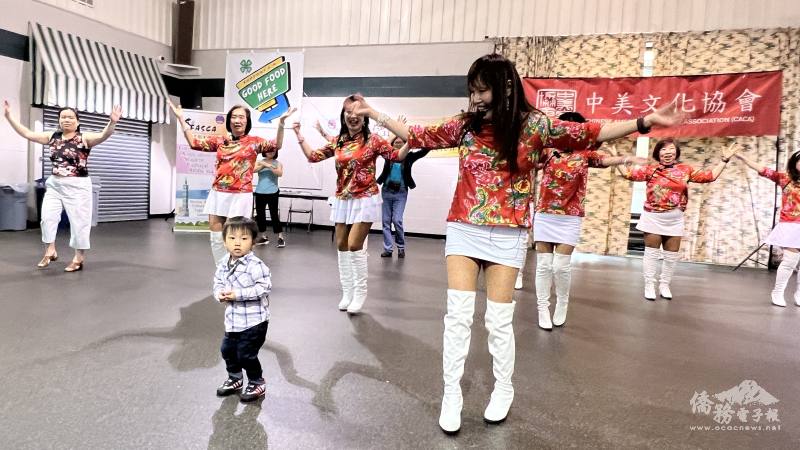 夢幻貓咪舞蹈團帶動唱